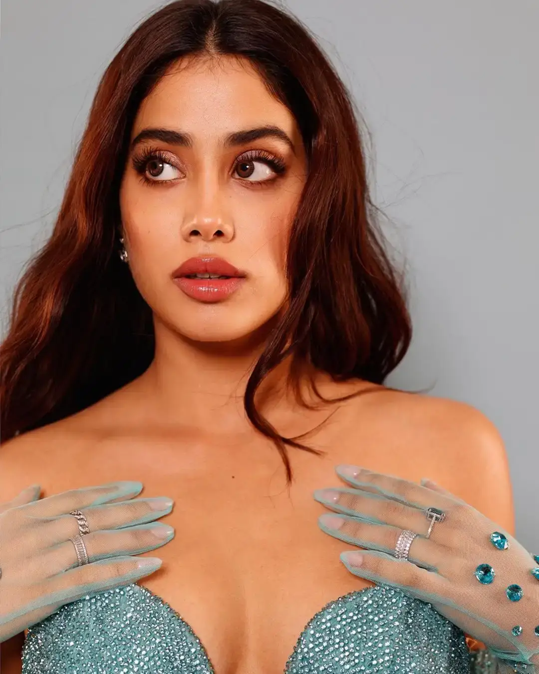 JANHVI KAPOOR STUNNING LOOKS IN LONG BLUE GOWN 2